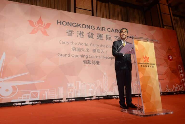 香港特别行政区行政长官梁振英表示，香港货运航空的诞生，是香港的空运及物流业发展新的里程碑。