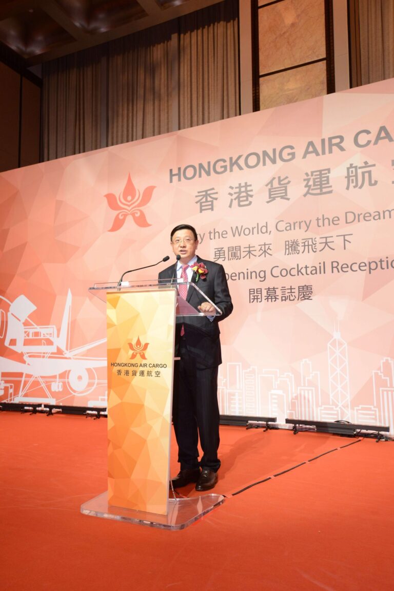 海航集團董事局董事兼海航旅業集團董事長辛笛表示成立集團非常看好香港的前途，會積極協助擴展空運版圖，為香港的前途出一分力。