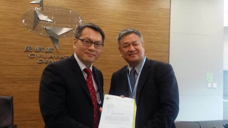香港貨運航空首席執行官鍾國頌，由民航處副處長廖志勇手上接過本港12年來首張獲批的航空營運人許可證。