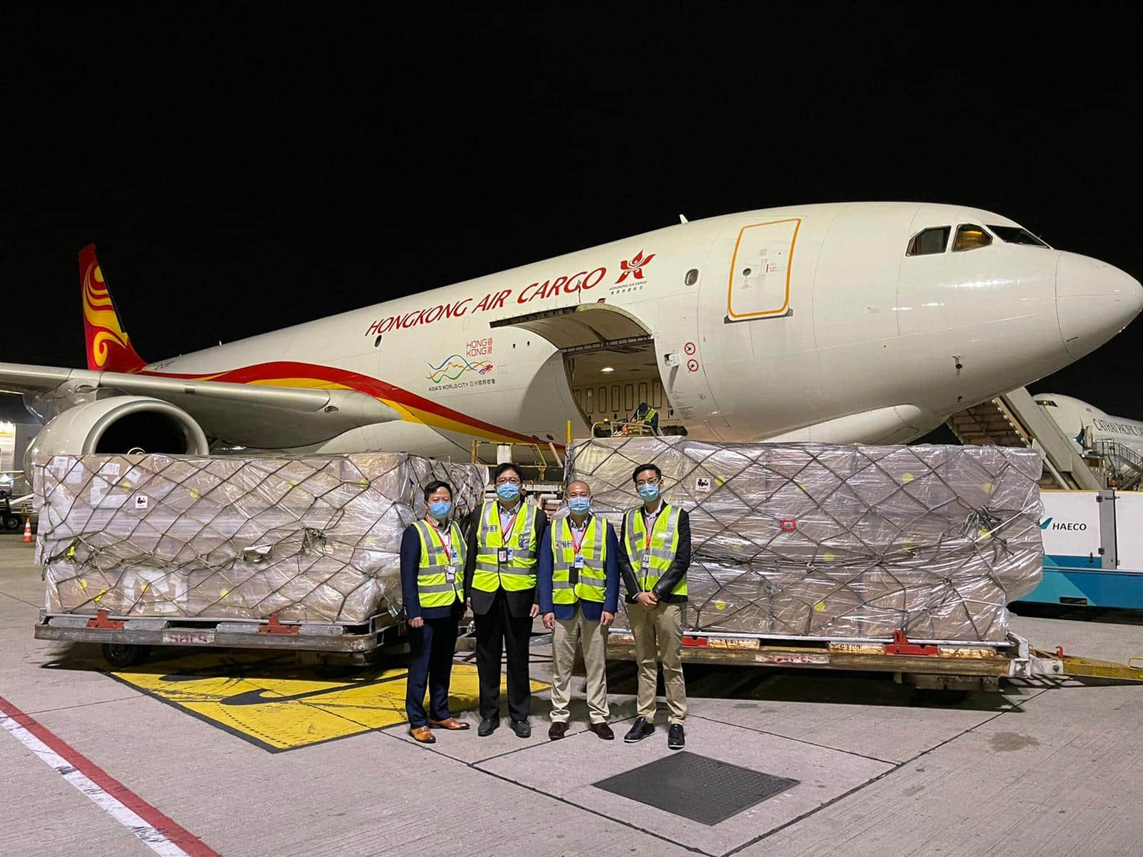 香港货运航空商务部团队于香港国际机场接收首批经由菜鸟托运的货件 （由左至右： 商务部香港销售办事处经理欧阳君毅, 商务部香港销售办事处总经理陈俊雄, 商务部总监张建军及地面运行部货运操作经理黎国宗)